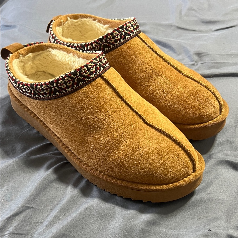 Cozy Tan Suede Slippers Soda brand size 9